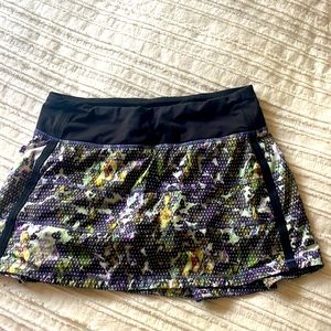 Lululemon tennis skirt. Rare pattern size 4 in great condition